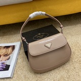 PRADA представляет новую коллекцию сумок Hobo весна-лето 2023, изготовленных из 