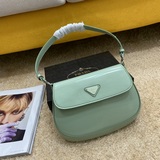 PRADA представляет новую коллекцию сумок Hobo весна-лето 2023, изготовленных из 