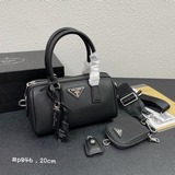 Подушка-чехол Hyper Leaves Persian Three-in-One изготовлена из импортной кожи с 