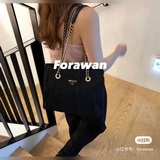 С первого взгляда влюбилась в сумку Prada из нейлона с цепочкой 04A#. Даже не ну