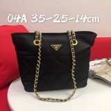 С первого взгляда влюбилась в сумку Prada из нейлона с цепочкой 04A#. Даже не ну