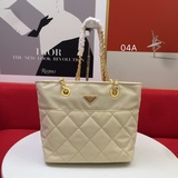 С первого взгляда влюбилась в сумку Prada из нейлона с цепочкой 04A#. Достаточно