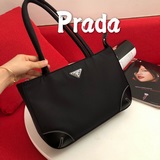 Новая сумка Prada, подержанная, сумка под мышку, натуральная кожа, оригинальная 