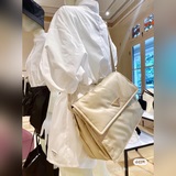 Эта сумка через плечо изготовлена из уникального подкладного нейлона, имеет кожа