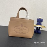 Сумка для покупок. Эта серия станет основной моделью Prad на весь следующий сезо