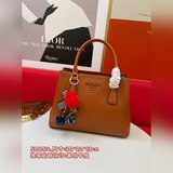 Prada 2023： при заказе подарок в виде брелка-куклы. Новая модель, классический и