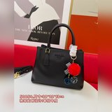 Prada 2023： при заказе подарок в виде брелка-куклы. Новая модель, классический и
