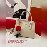 Prada 2023： при заказе подарок в виде брелка-куклы. Новая модель, классический и
