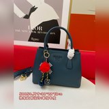 Prada 2023： при заказе подарок в виде брелка-куклы. Новая модель, классический и