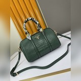 Подушка-сумка «Prada» с крокодиловым узором 1BA260# из натуральной кожи отличает