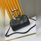 Подушка-сумка «Prada» с крокодиловым узором 1BA260# из натуральной кожи отличает