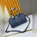 Подушка-сумка «Prada» с крокодиловым узором 1BA260# из натуральной кожи. Превосх