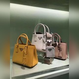 Новейшая модель женской сумки Prada 1BA296#, представленная в магазинах Prada, и