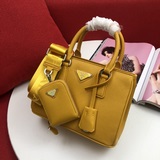 Новейшая модель женской сумки Prada 1BA296#, представленная в магазинах Prada, и