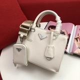 Новейшая модель женской сумки Prada 1BA296#, представленная в магазинах Prada, и