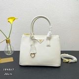 P-серия, модель 2274. Эта сумка Galleria изготовлена из кожи Saffiano, которая я