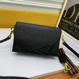Официальный сайт представляет новую модель клатча Prada с откидной крышкой, моде
