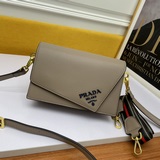 Официальный сайт представляет новую модель клатча Prada с откидной крышкой, моде