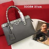 Новая модель Prada 5008 2023 года. Размеры： 31*22*12. Вырезано из витрины.
