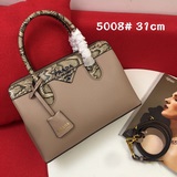 Новая модель Prada 5008 2023 года. Размеры： 31*22*12. Вырезано из витрины.