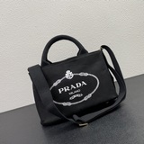Ранневесенняя коллекция сумок через плечо от Prada. Эта коллекция станет основно