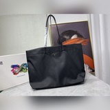 Сумка Prada для покупок. Непринужденный стиль, подходит к любому наряду, еще оди