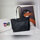 Сумка Prada для покупок. Непринужденный и модный дизайн, подходит к любому стилю