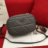 Футляр для фотоаппарата Prada изготовлен из импортной кожи ягненка, #082. Сложно