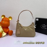 (Сумка через плечо) Новая модель сумки Prada из нейлона Hobo, представленная в и