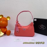 (Сумка через плечо) Новая модель сумки Prada из нейлона Hobo, представленная в И