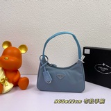 (Сумка через плечо) Новая модель сумки Prada из нейлона Hobo, представленная в И
