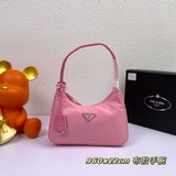 (Сумка под мышкой) Новая сумка Prada из нейлона Hobo под мышкой стала очень попу