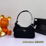 (Сумка через плечо) Новая сумка Prada из нейлона Hobo, представленная в Интернет