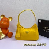 (Сумка через плечо) Новая сумка Prada из нейлона Hobo, представленная в Интернет