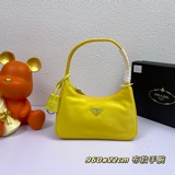 (Сумка через плечо) Новая сумка Prada из нейлона Hobo, представленная в Интернет