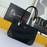 Новая сумка Prada, подходящая для всех женщин. Мы собрали коллекцию черных сумок