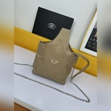 Сумка Prada с коробкой. Эта серия будет основной моделью Prada на весь следующий