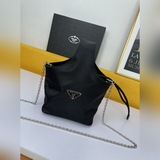 Сумка Prada с коробкой. Эта серия будет основной моделью Prada на весь следующий