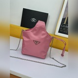 Сумка Prada с коробкой. Эта серия будет основной моделью Prada на весь следующий