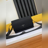 PRADA Средневековый лаконичный стиль будет актуален всегда. На первый взгляд, эт
