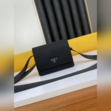 PRADA Средневековый лаконичный стиль будет актуален всегда. На первый взгляд, эт