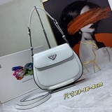 【Оригинальный заказ】 В комплекте с коробкой Эта изысканная сумка Prada Cleo пред