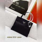 PRADA Ручная сумка из парусины представляет собой идеальное сочетание классики и