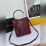 66139# Кожаная сумка Prada Double Saffiano, изготовлена в Италии.
