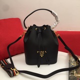 Поступила новая коллекция Prada： кожа теленка с текстурой личи, два ремня — кожа