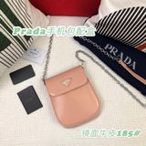 Новейшая ретро-сумка для мобильного телефона от Prada изготовлена из телячьей ко