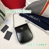 Новейшая ретро-сумка для мобильного телефона от Prada изготовлена из телячьей ко