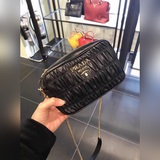 Новая коллекция сумок Prada с гофрированной поверхностью. Доступны сумки для фот