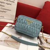 Новая коллекция сумок Prada с гофрированной поверхностью. Доступны сумки для фот