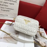 Новая коллекция сумок Prada с гофрированной поверхностью. Доступны сумки для фот